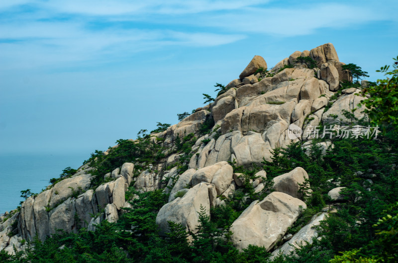 海上第一名山崂山，仰口的山峰和远处的大海