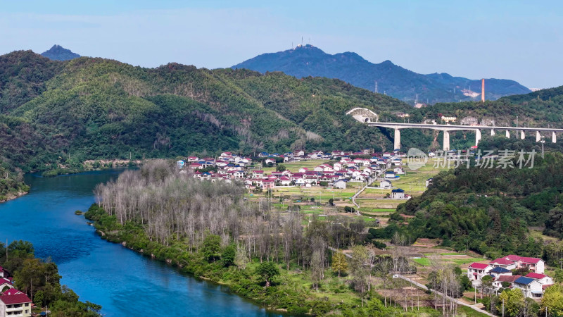 依山傍水美丽乡村航拍图