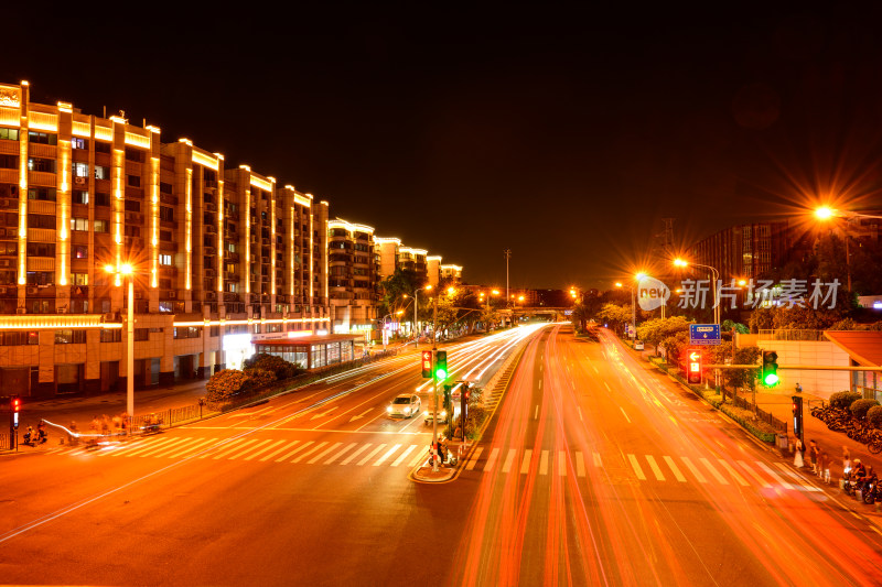 城市道路夜晚车流景象