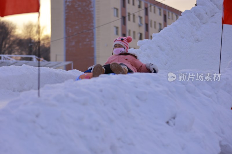 冬日小女孩雪地玩耍