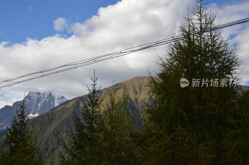 巴松措的雪山和湖泊