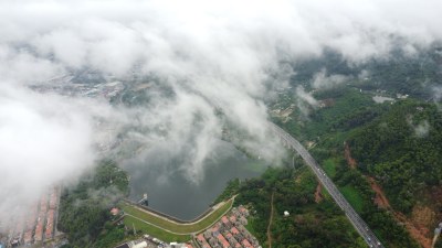 广东东莞：雨后城镇上空云雾缭绕