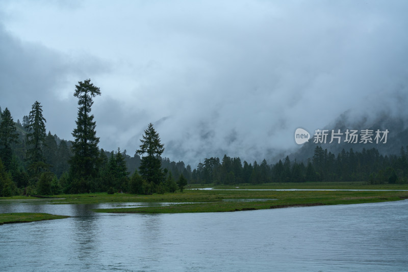 阴雨天林芝新措山水