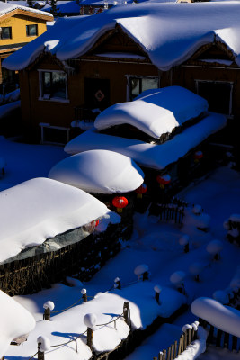 冬季雪地灯笼新年氛围的雪乡村庄