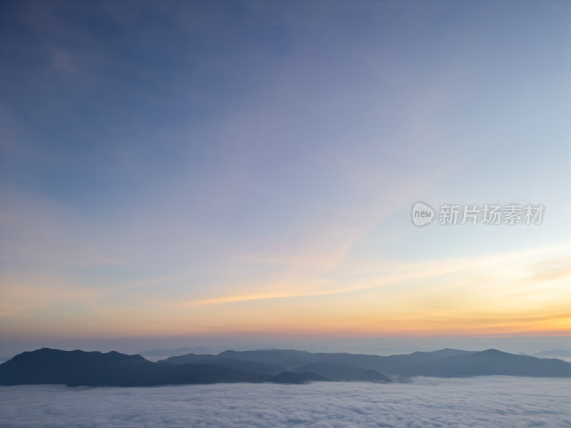 航拍云海山峦