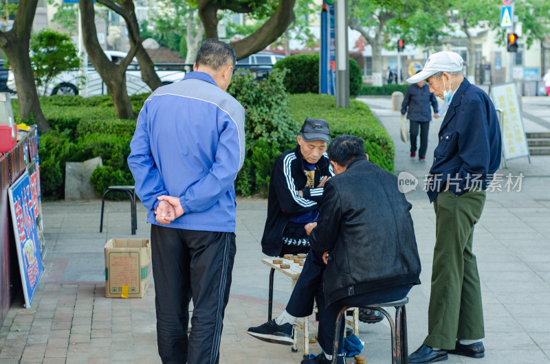 在街头下象棋的几个老年人