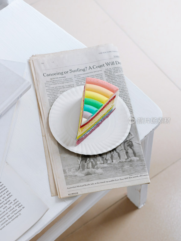 白色桌面碟子中的一块甜品彩虹蛋糕