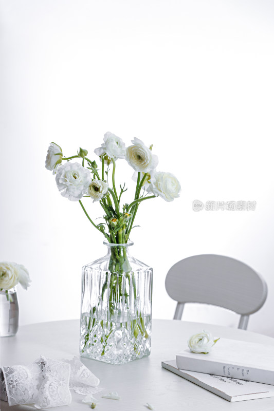 白色桌面上的一束插花白色洋牡丹