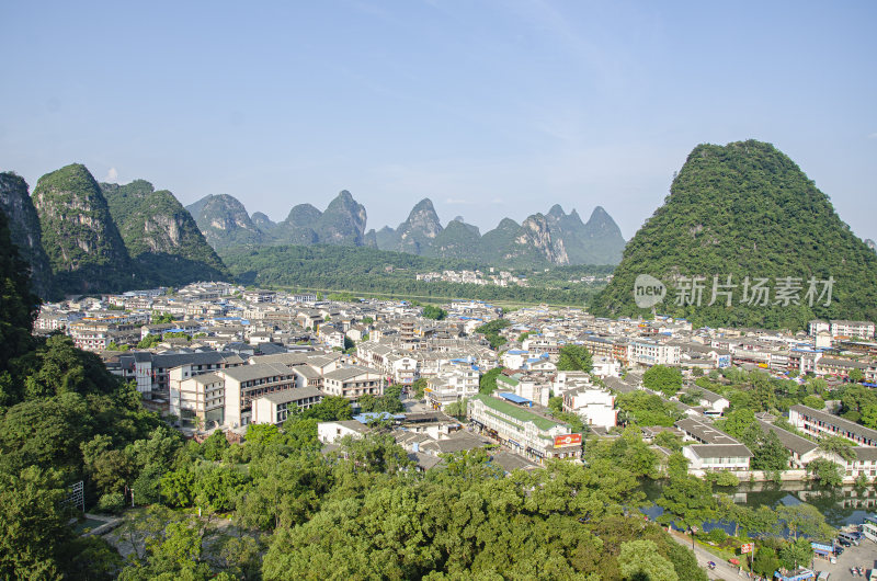 广西桂林阳朔 喀斯特峰林小镇全景