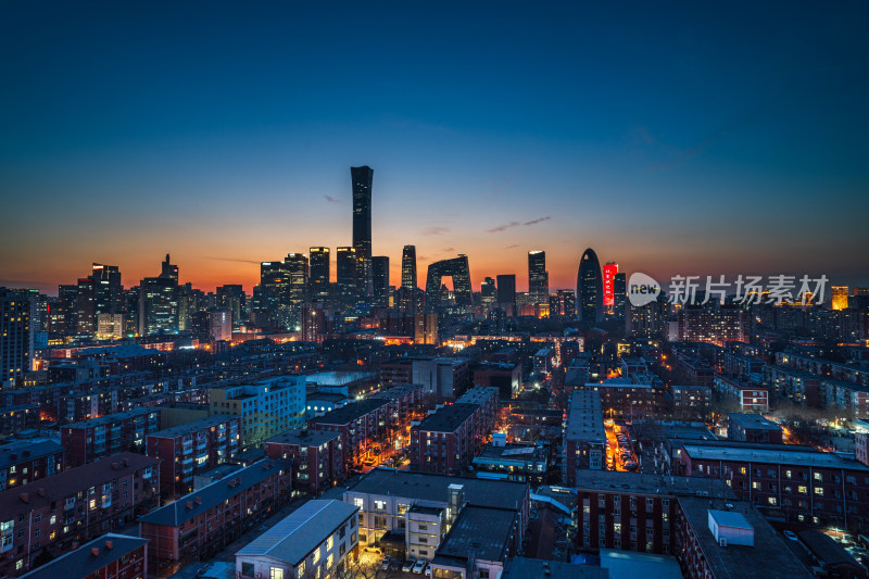 北京夜幕降临 地标建筑与居民区城市风光