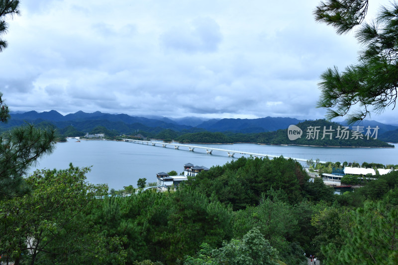 天屿山顶俯视千岛湖大桥，千岛湖自然风光