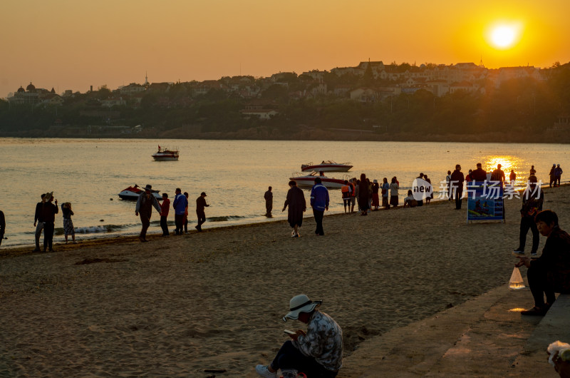 中国青岛第一海水浴场风景区的夕阳