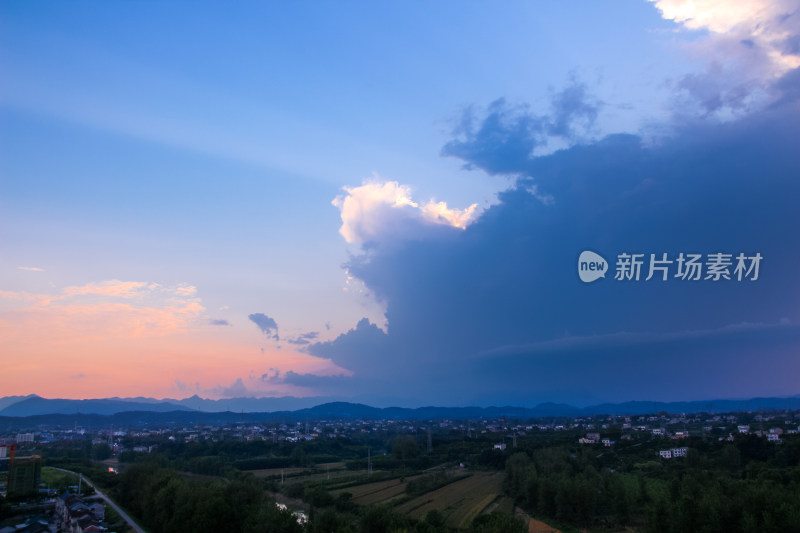 夏天暴雨前的田园风光