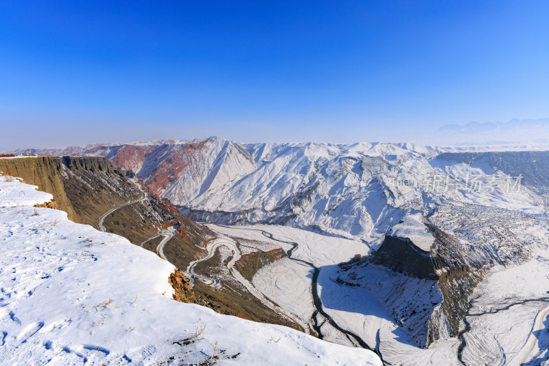 航拍新疆冬季安集海大峡谷雪景雪山山脉河流