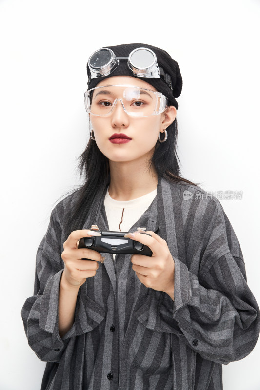 手持电子游戏操控器的亚洲少女