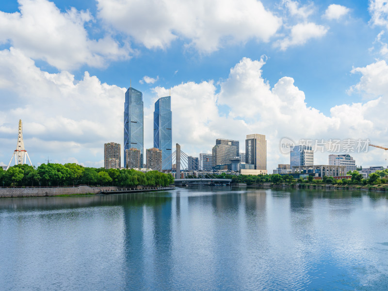 湖州龙溪大桥城市天际线天空云朵倒影背景