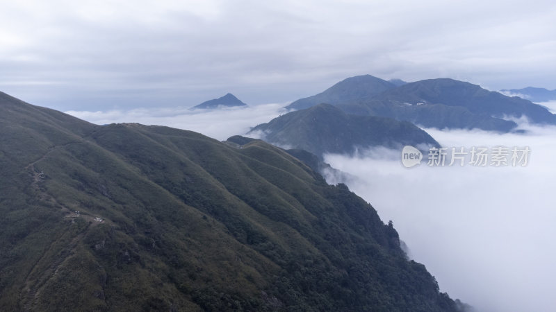 武功山云雾缭绕的山间壮观云海自然景观