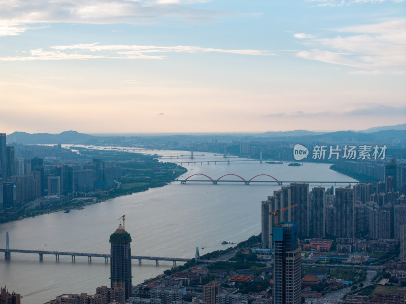 长沙湘江两岸的高楼大厦全景