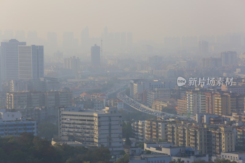 城市高楼与车流远景