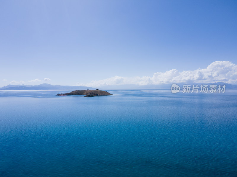 开阔的蓝色湖泊背景