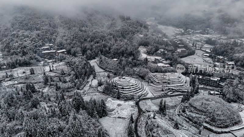 重庆酉阳：大雪纷飞赏雪忙