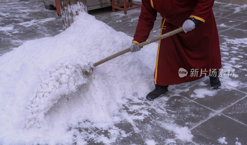 冬季寺庙铲雪