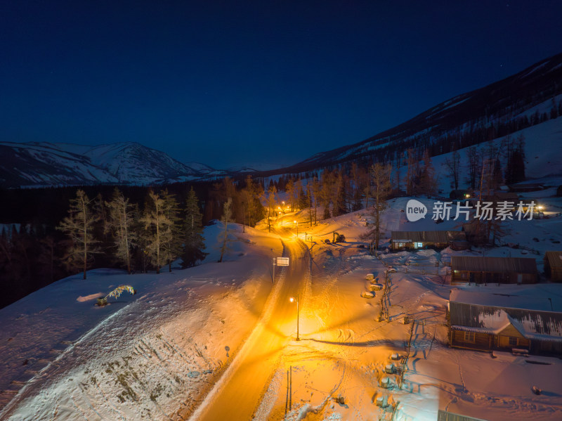 新疆喀纳斯老村冬季夜景雪地