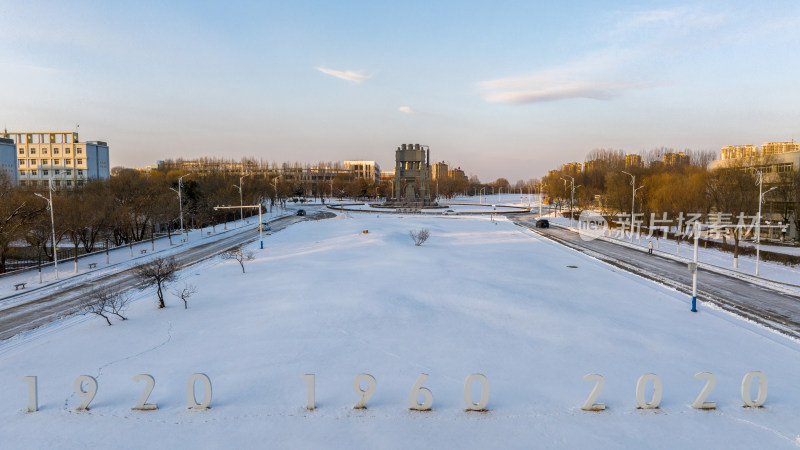 雪地中的年代数字标志鸟瞰全景