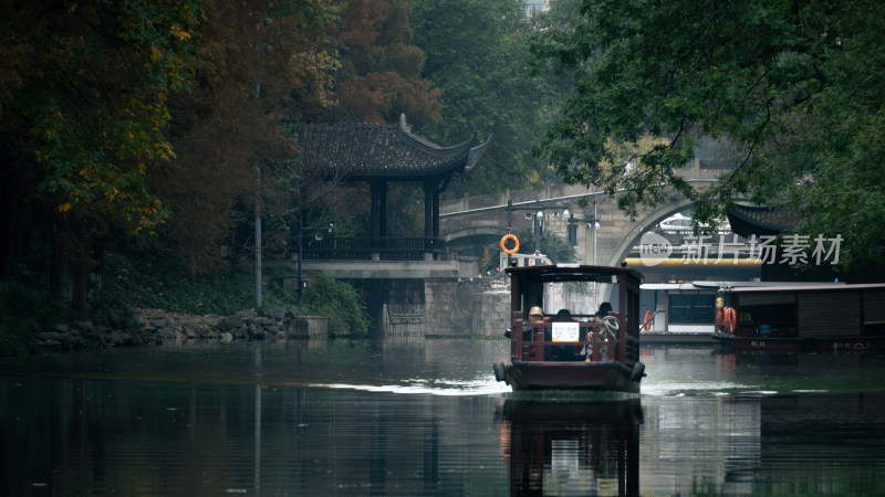 江南河上中式游船及沿岸景观