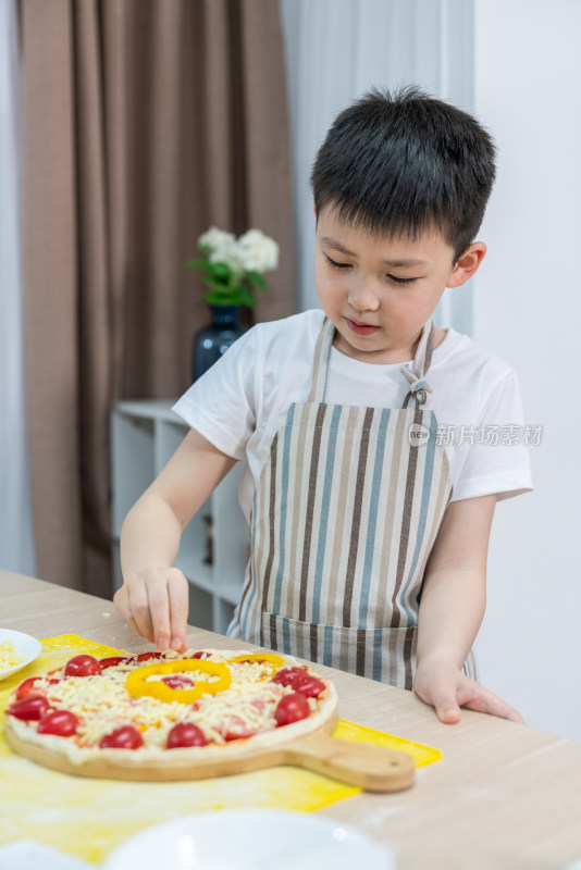 快乐的小男孩做披萨