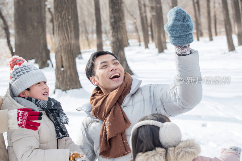 雪地里玩耍的一家人