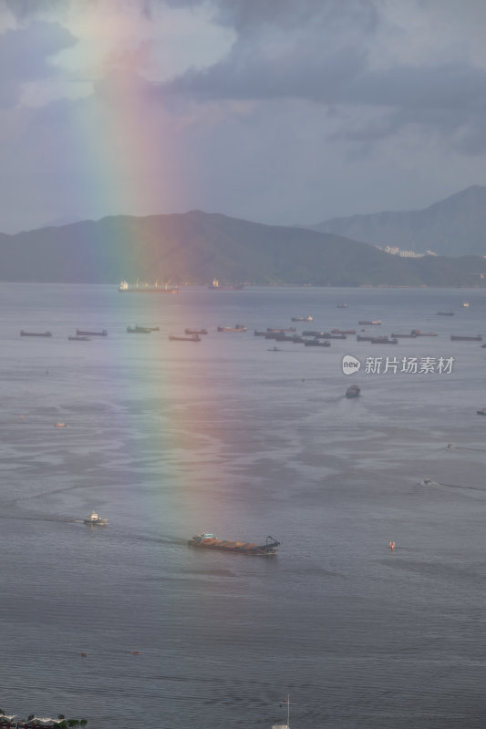 香港维多利亚港上空雨后彩虹