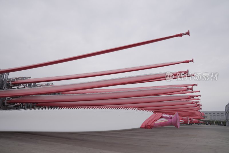 户外红色工业设施全景