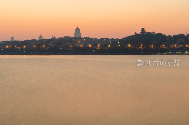 青岛汇泉湾海滨傍晚的城市天际线