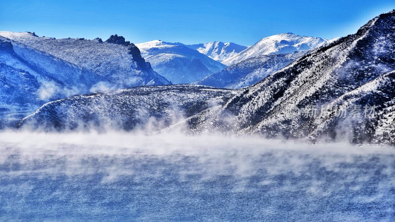 雪山下云雾缭绕的壮丽景观