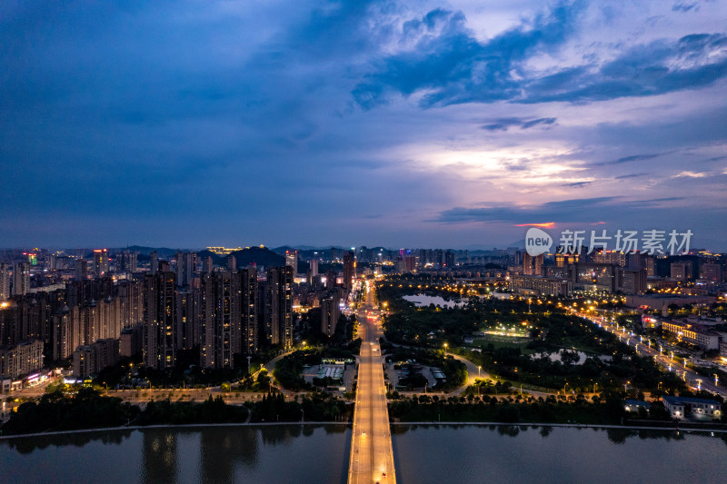 江西宜春城市夜幕降临航拍图