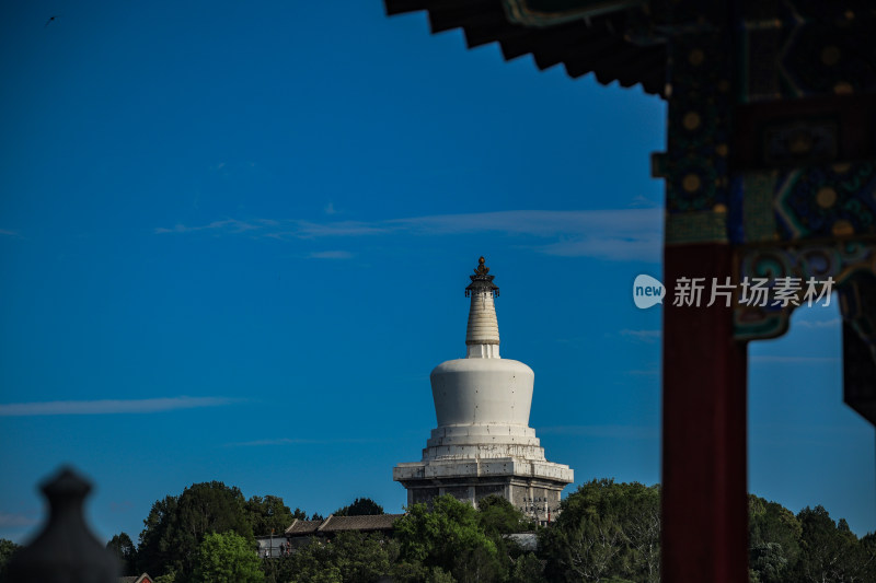 透过古建筑看白塔