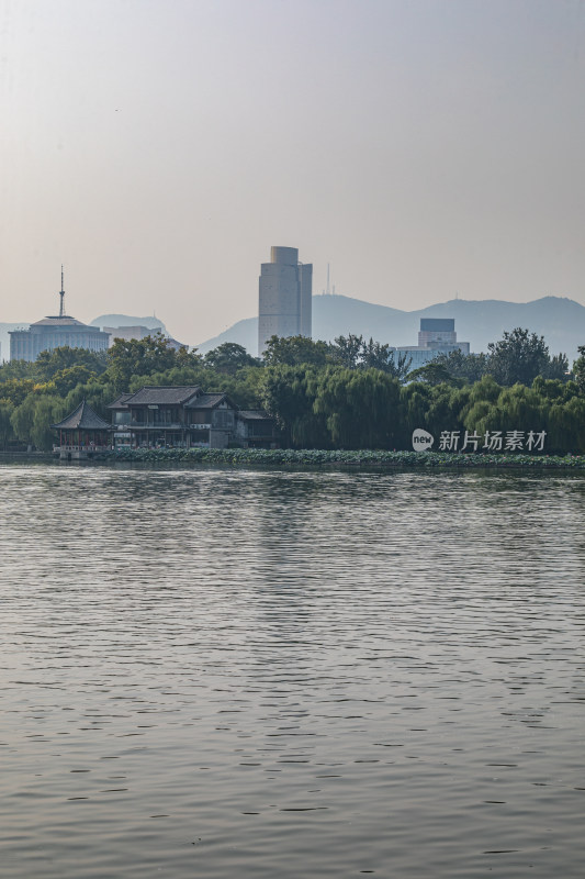 山东济南大明湖风景区自然景观与城市风光