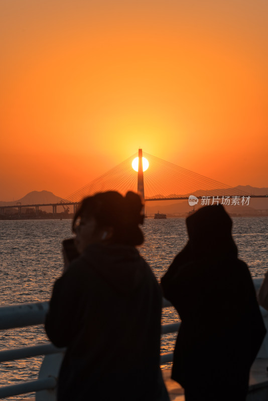 汕头海滨路夕阳落日与礐石大桥的浪漫剪影