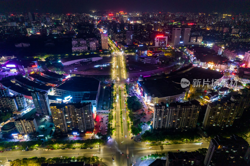 城市大道夜景交通航拍图