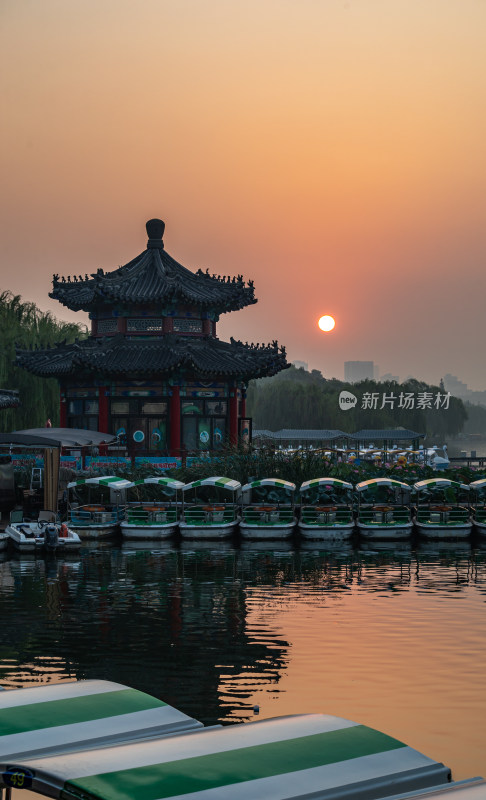 济南大明湖风景区雾色日出景点景观城市风光