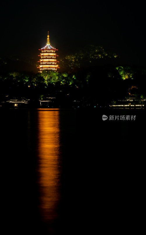 杭州西湖柳浪闻莺雷峰塔夜景倒影