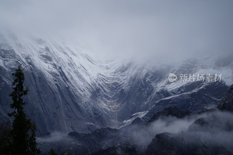 四川阿坝藏族羌族自治州四姑娘雪山风貌