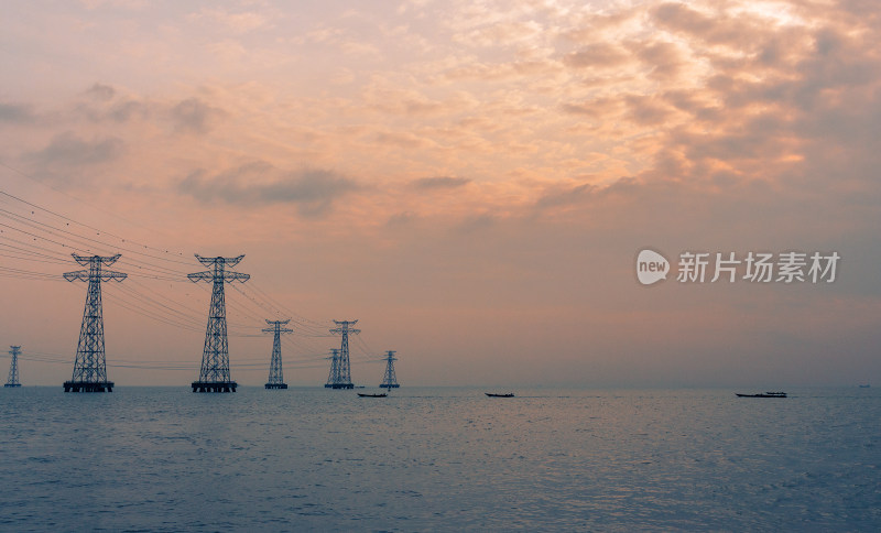深圳大铲湾海上的电线塔