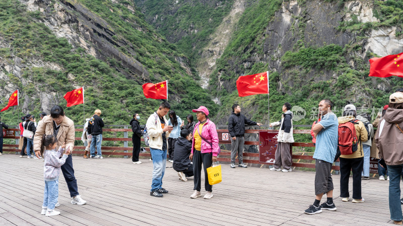 云南香格里拉虎跳峡景区及游客