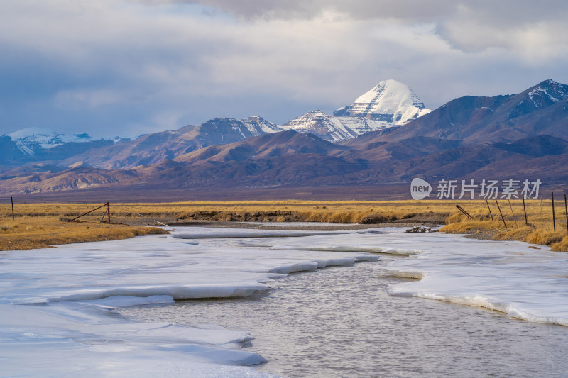 雪山下的冰河