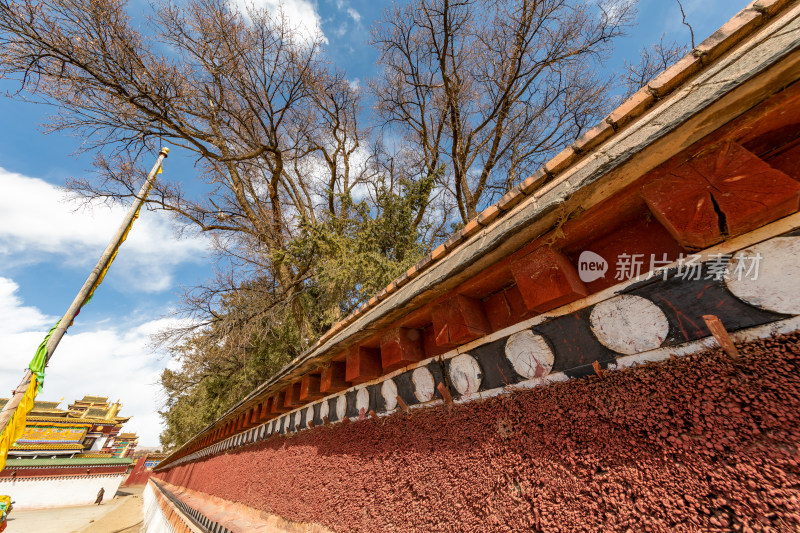 蓝天白云下的阿坝各莫寺寺院建筑