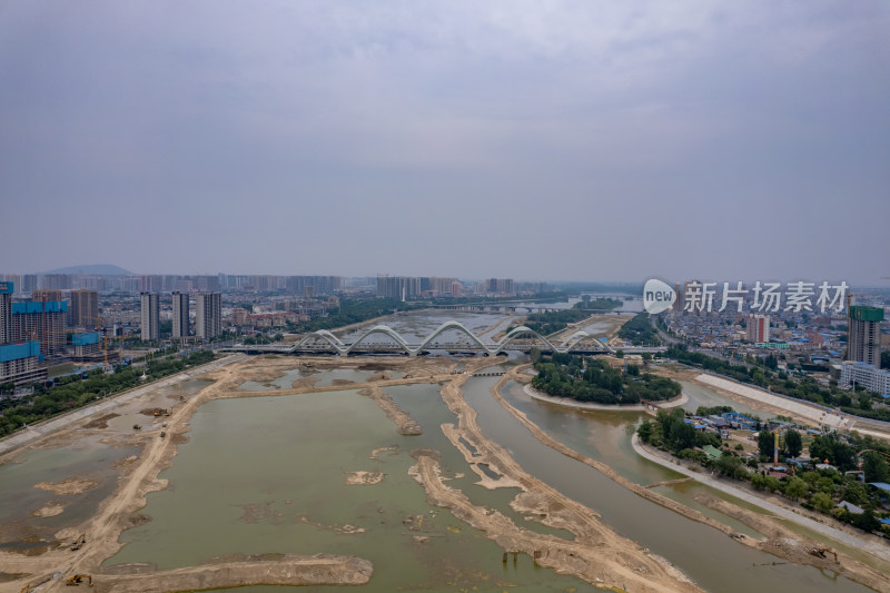 河南南阳白河修建堤坝航拍图