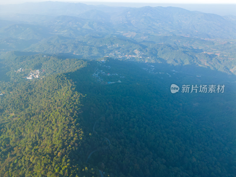 航拍郊外的山脉自然风光