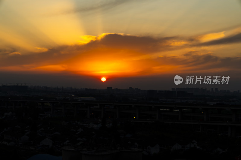 城市上空壮观的日出景象